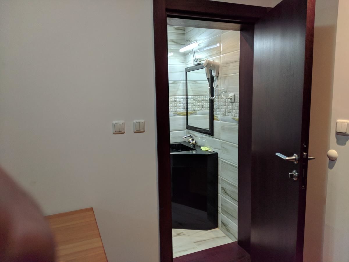 Отель Hotel and Restaurant Abas Плав-5